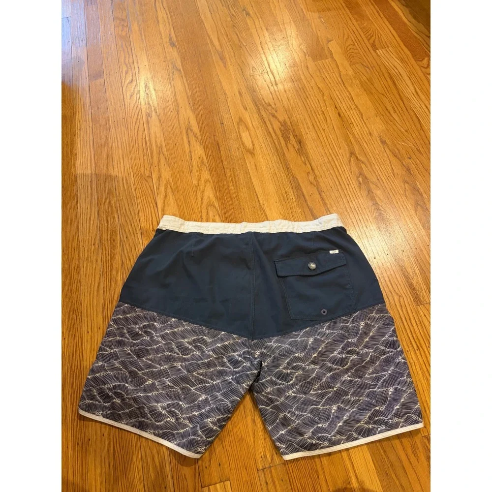 Vuori Cruise Board Shorts Mens Navy Blue White Wave Print 4-Way Stretch V314